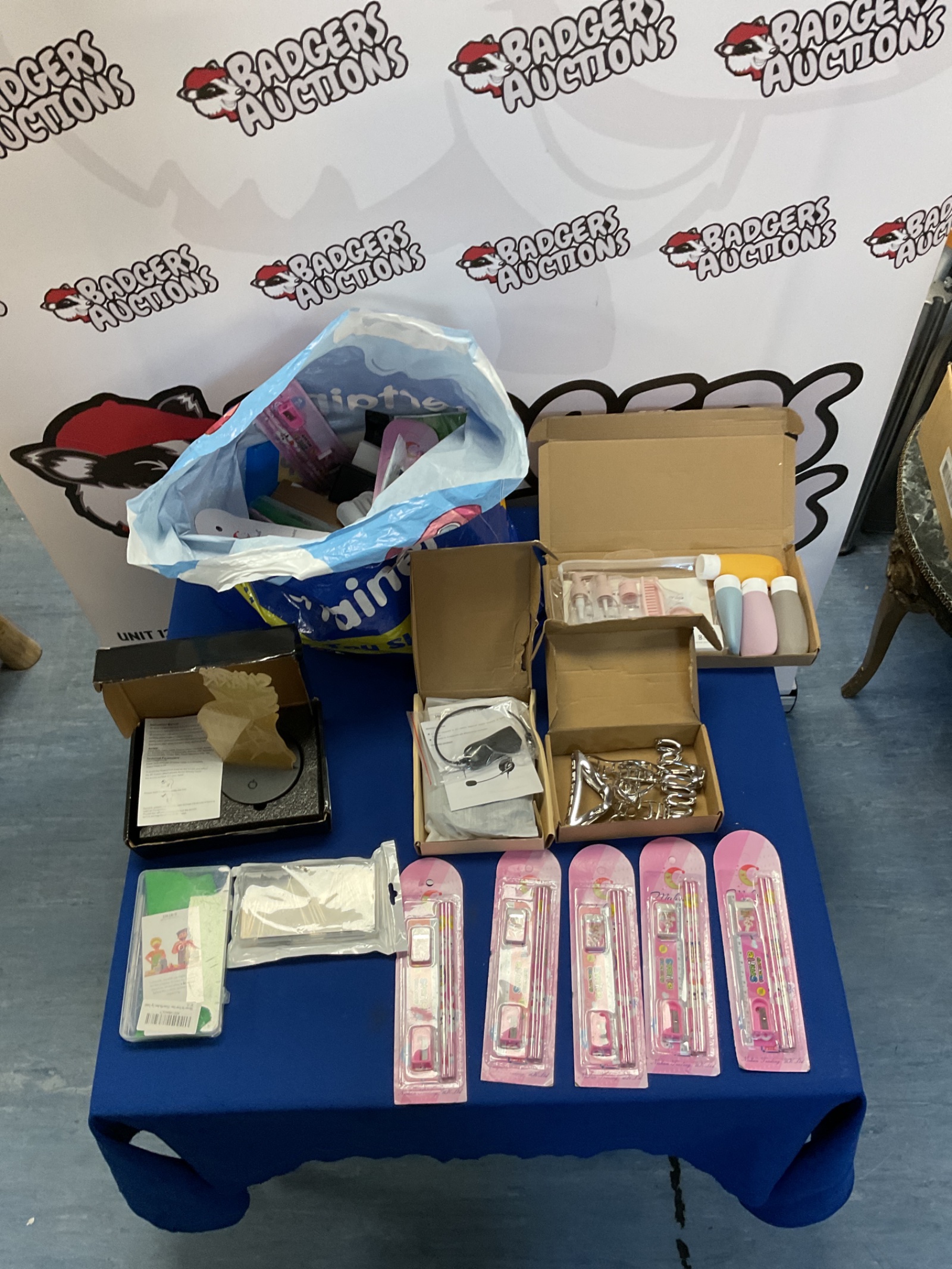 475 Mixed bag incl. large amount of Smile Factory stationary, snap bands and other assorted items