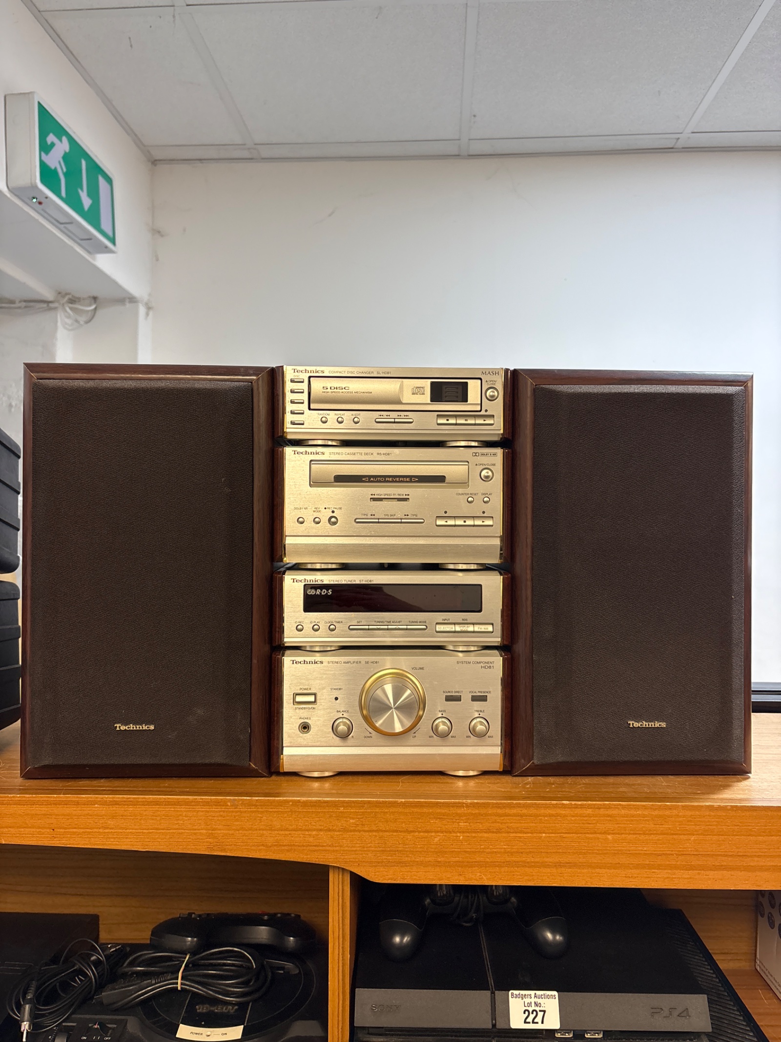 218 Vintage Technics HD-81 Hi-Fi System With Selection Of Cables And Sony Walkman