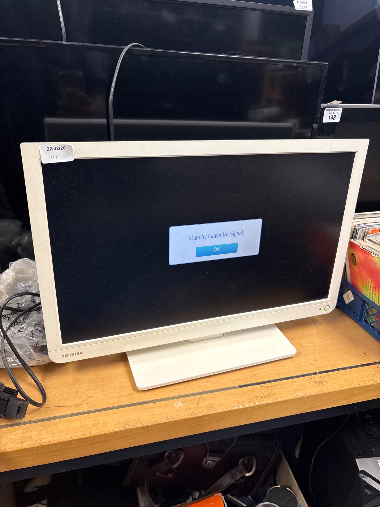 099 Toshiba 22’ LCD colour TV model number 22D1334B