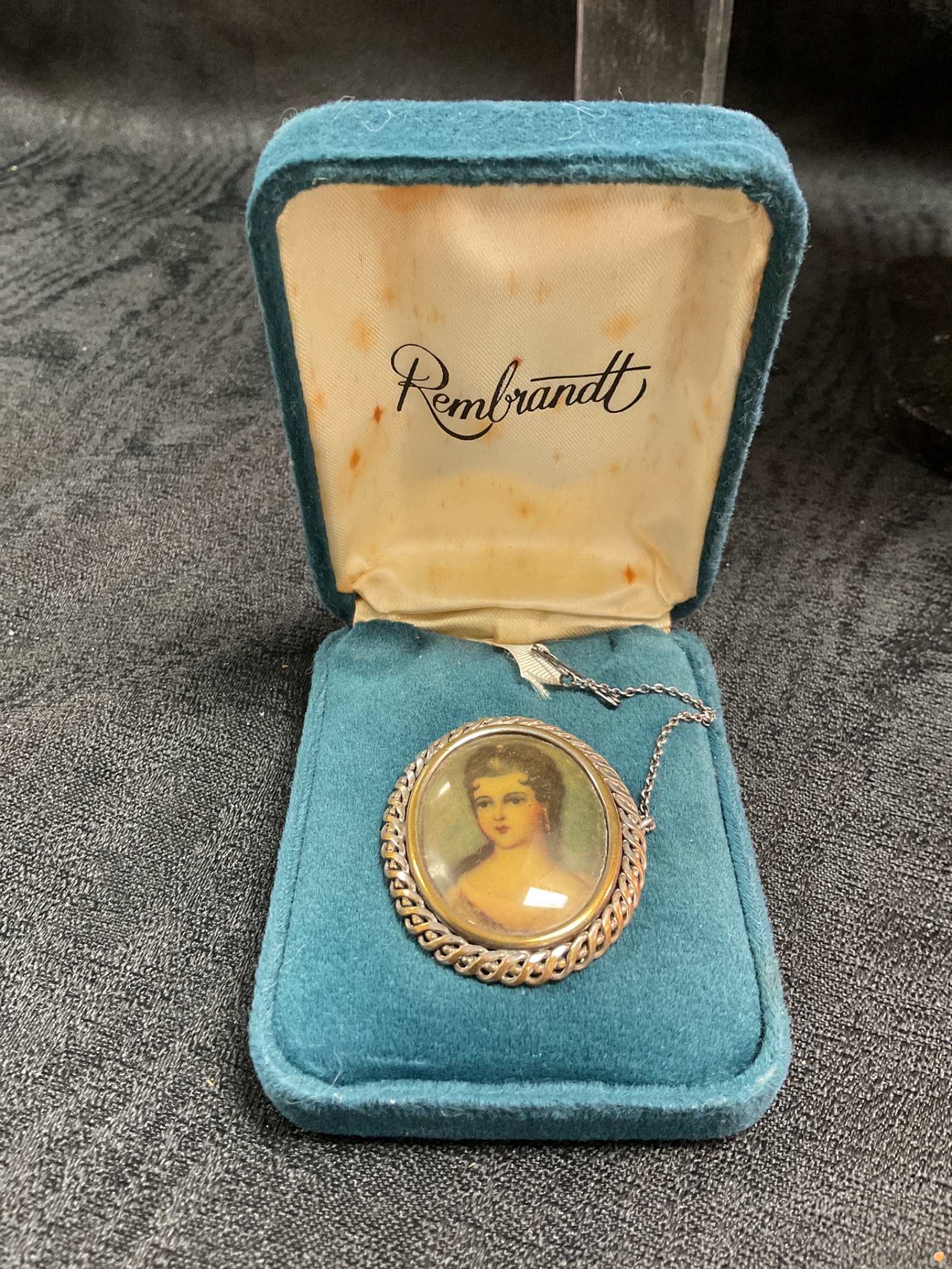 928 Victorian Rembrandt portrait brooch with yellow metal mount