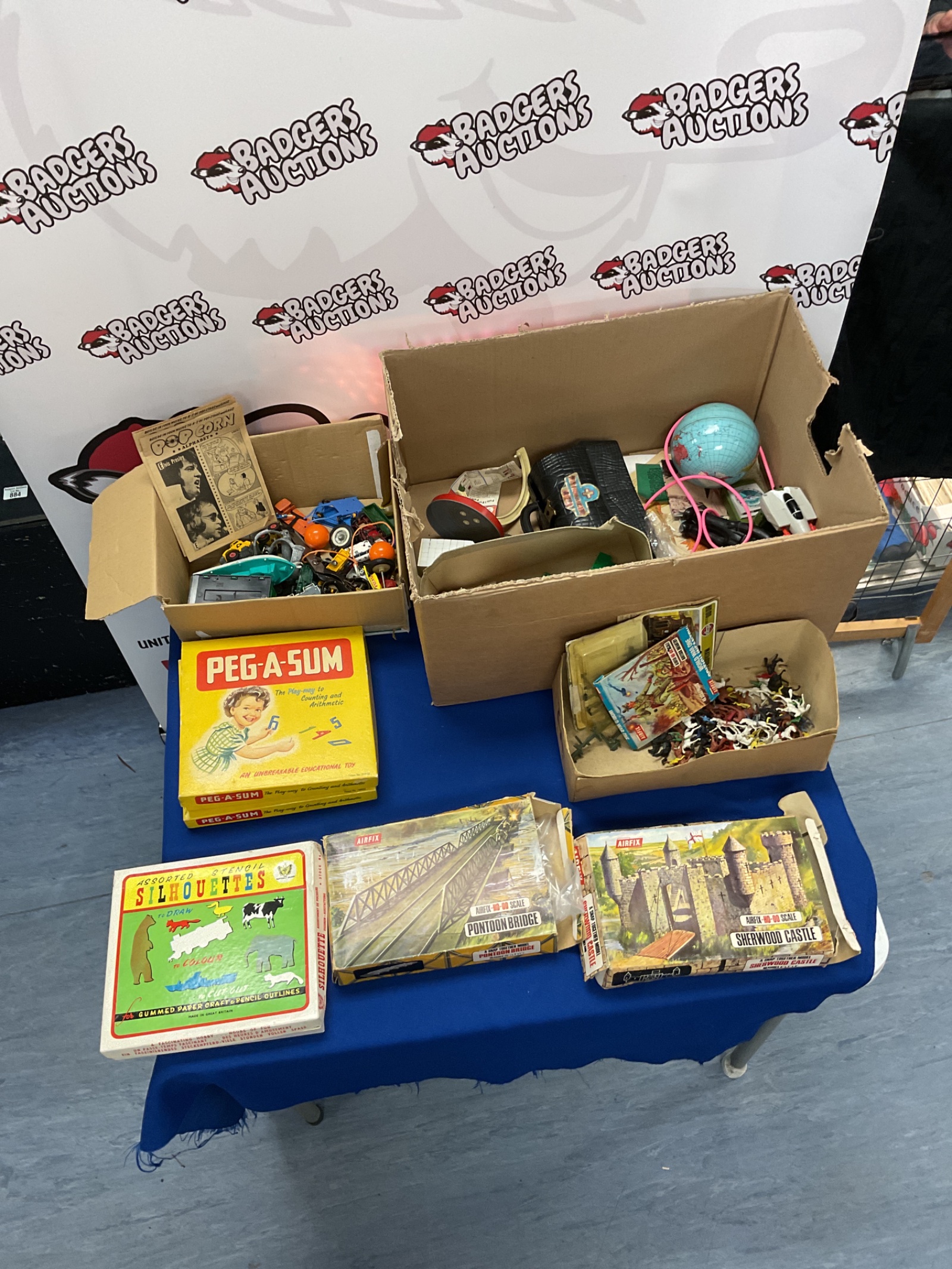 398 Mixed lot incl. Airfix Sherwood Castle and Pontoon Bridge model kits, Peg-A-Sum, stencil set, and more