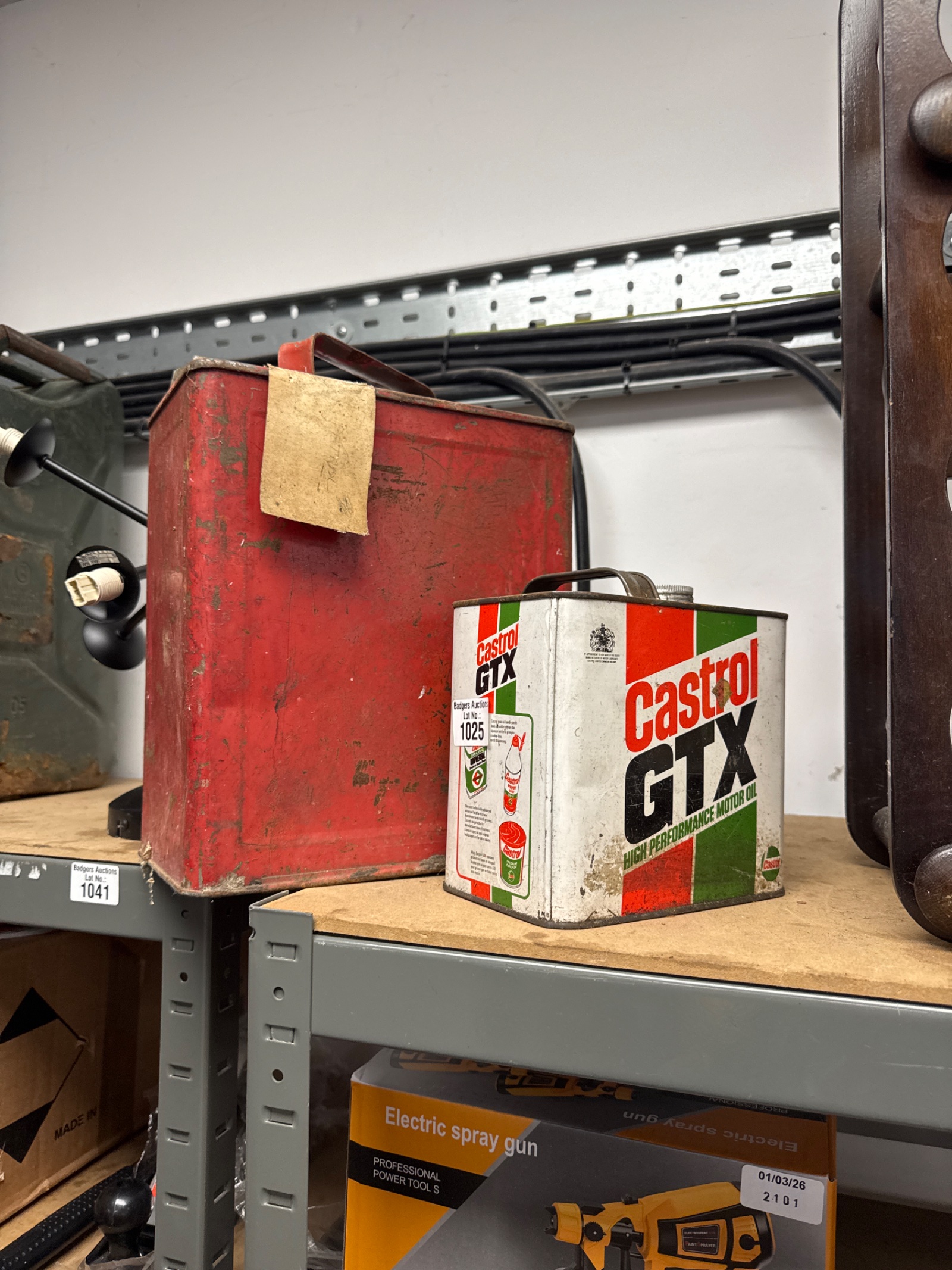 1025 Vintage calor fuel can with castrol gtx oil can (has some contents)