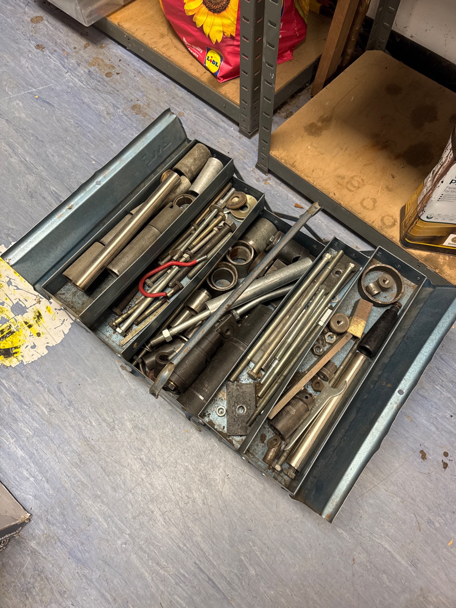 1040 Vintage metal cantilever toolbox with contents