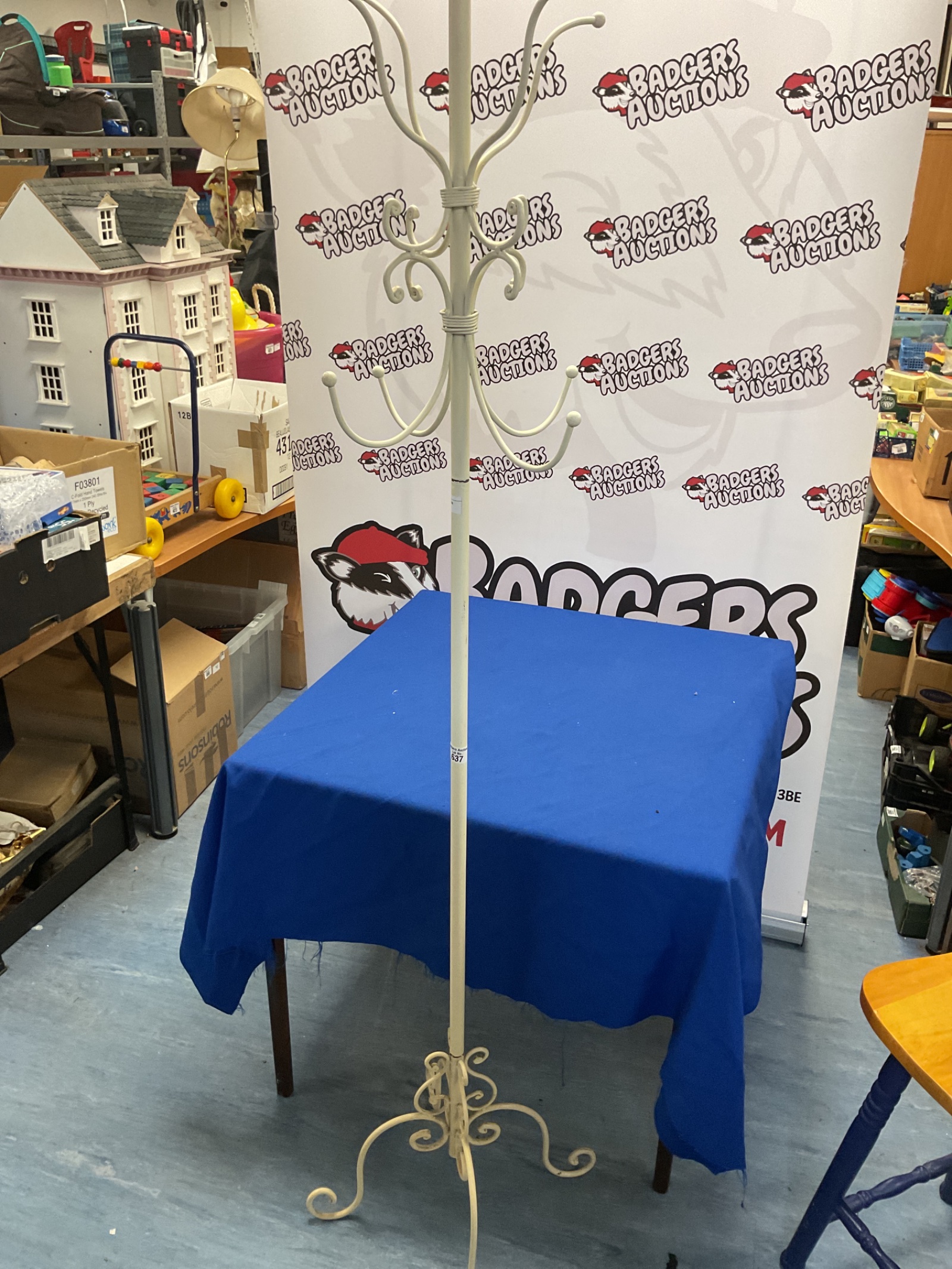 637 White metal coat and hat stand