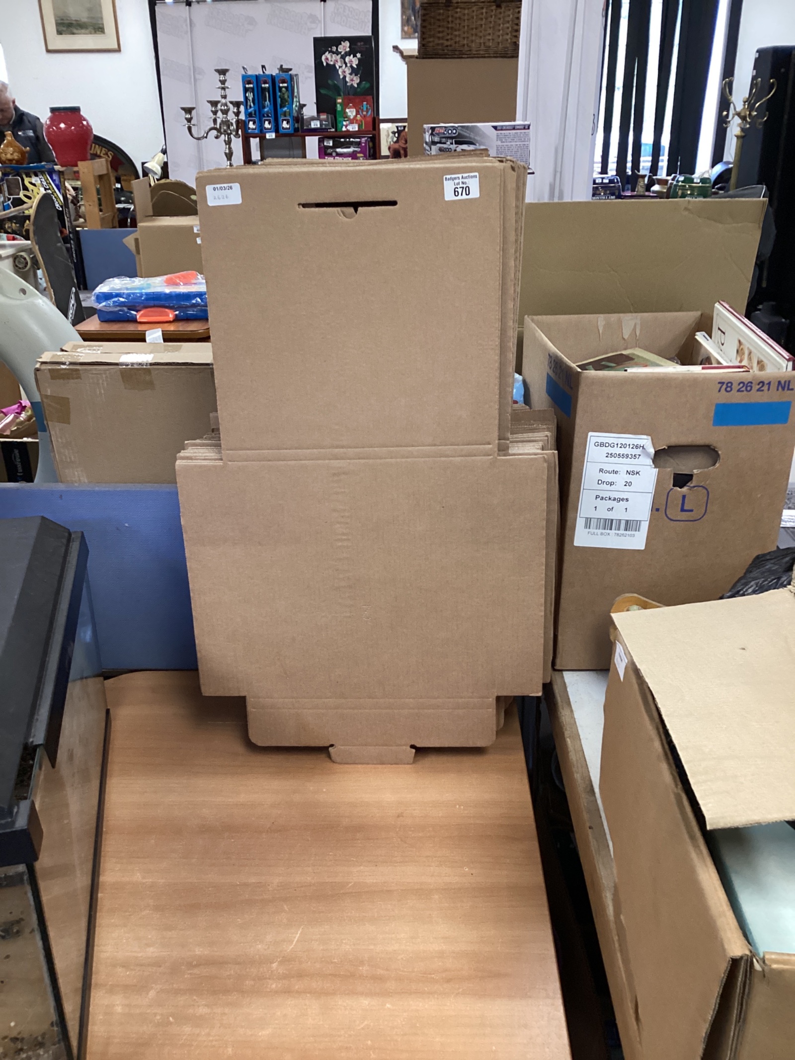 670 Bundle of flat pack vinyl boxes