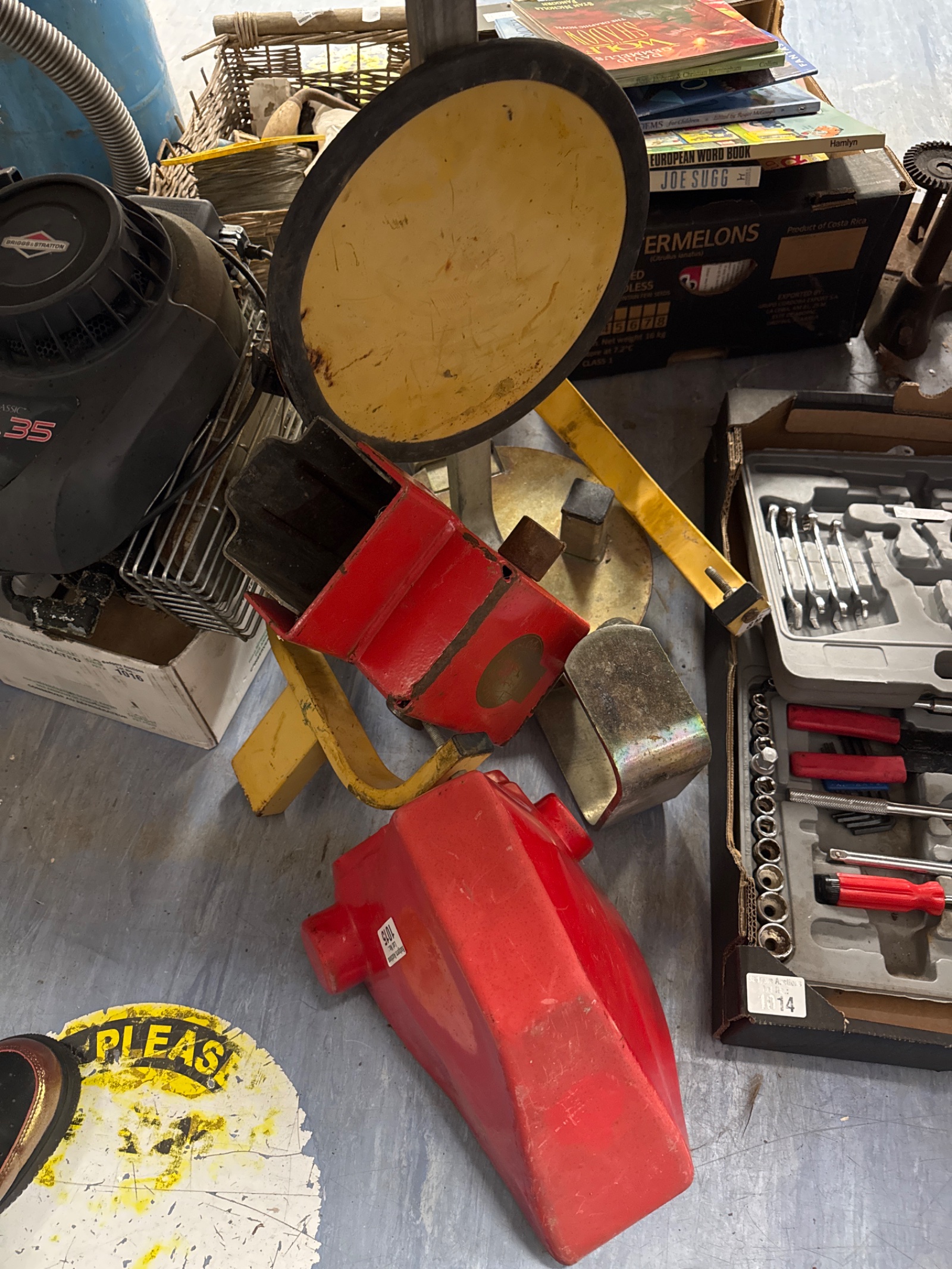 1015 Two wheel clamps & a bulldog hitch lock – keys present