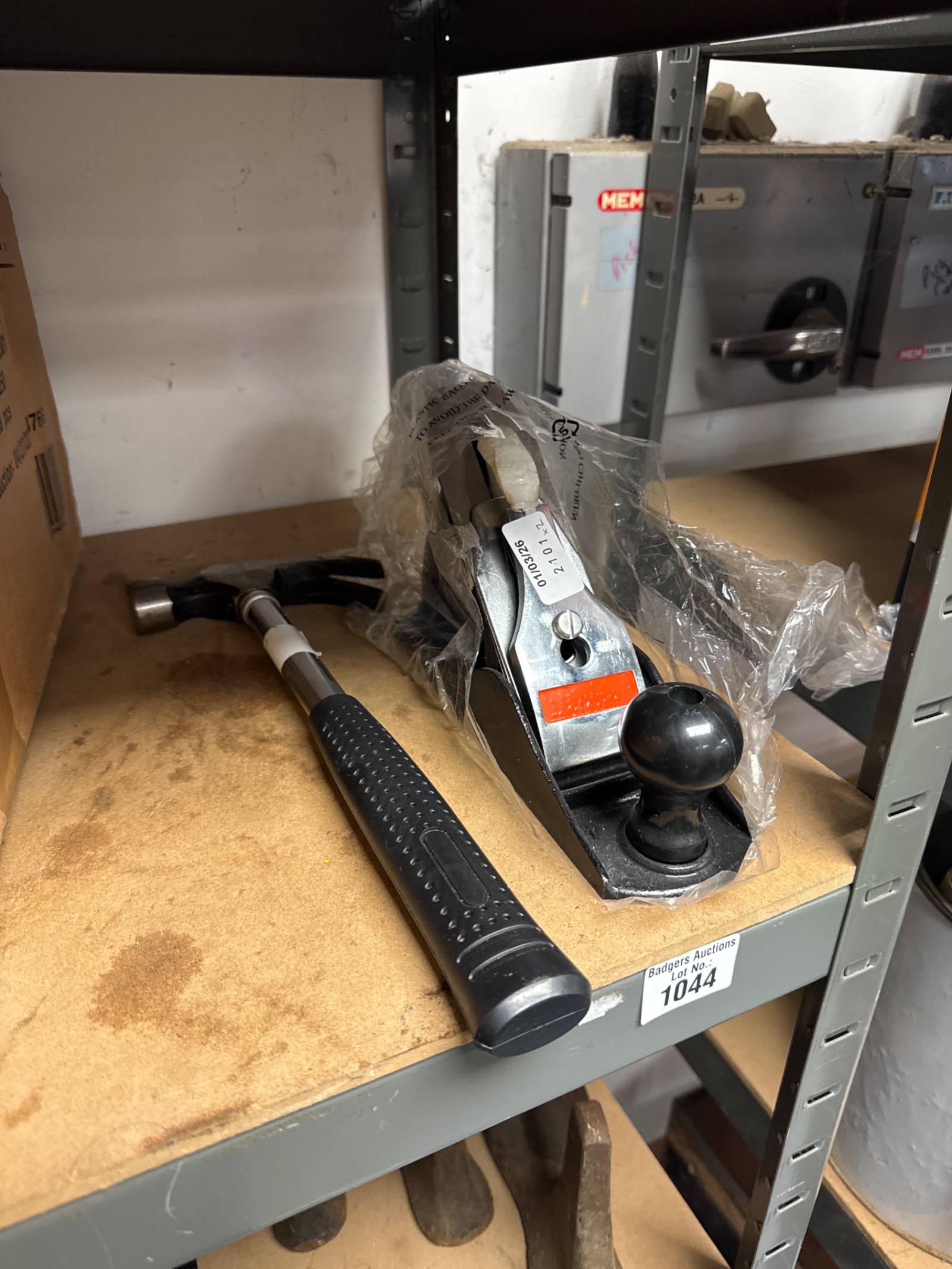 1044 Woodplane with hammer – both appear new