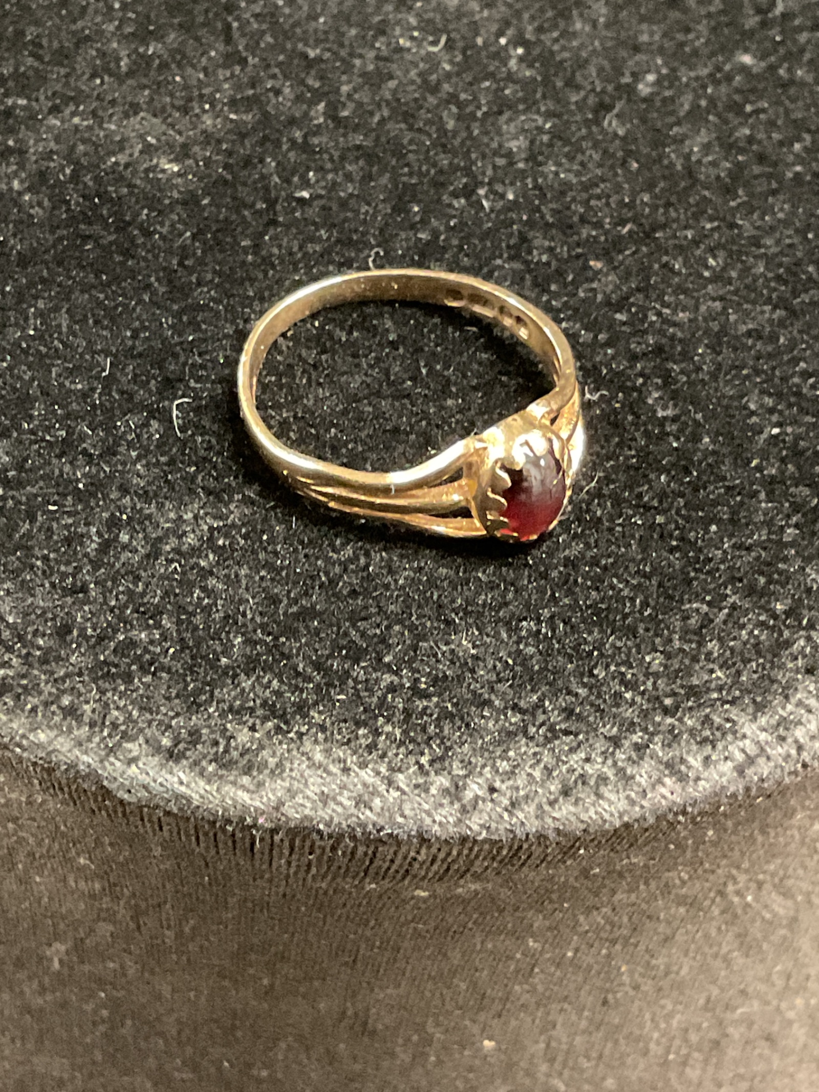 897 9ct gold cabochon garnet ring 1g Size E