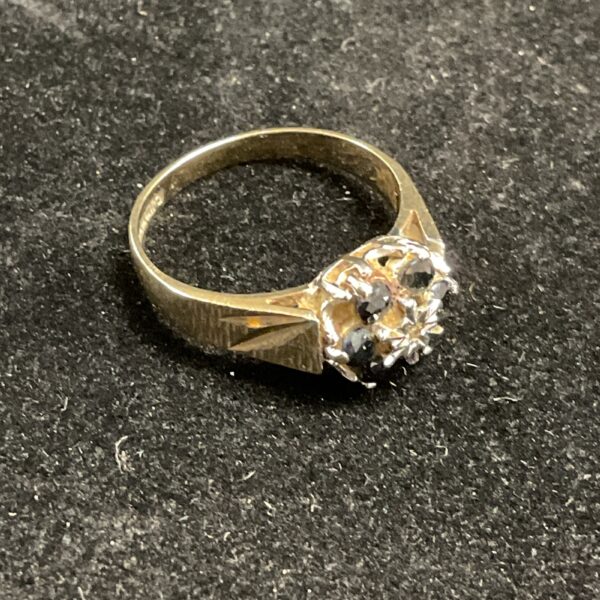 9ct gold ring with white and black stones, vintage style.