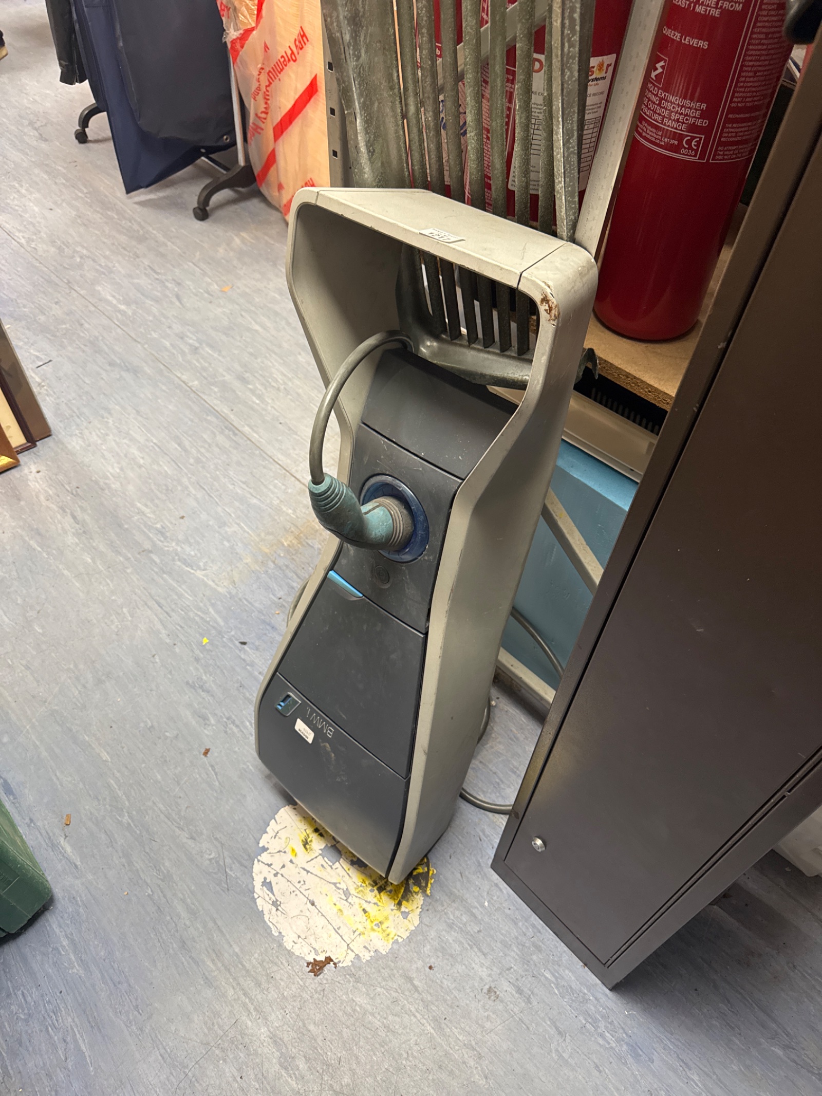 1126 BMW I wall charger – untested, assume for spares/repairs