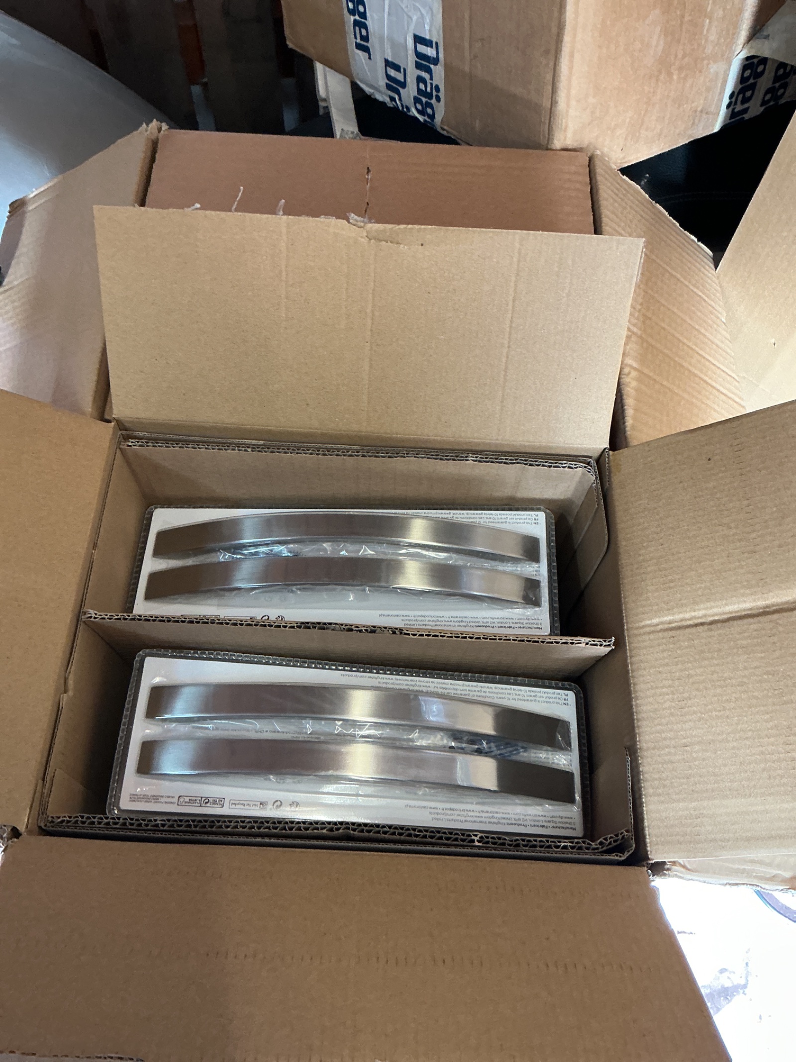 1390 Box of brushed steel door handles