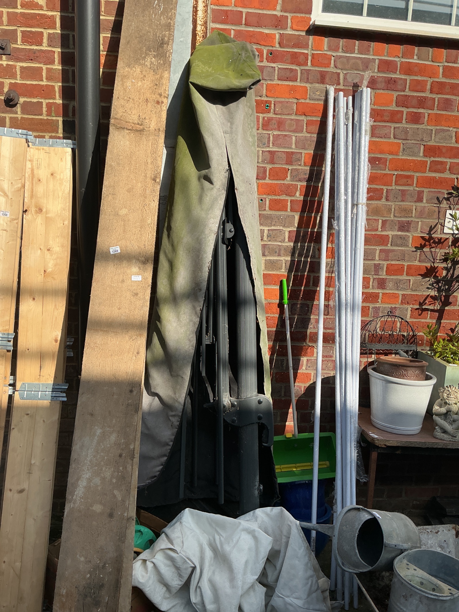 1271 Large cantilever parasol with base