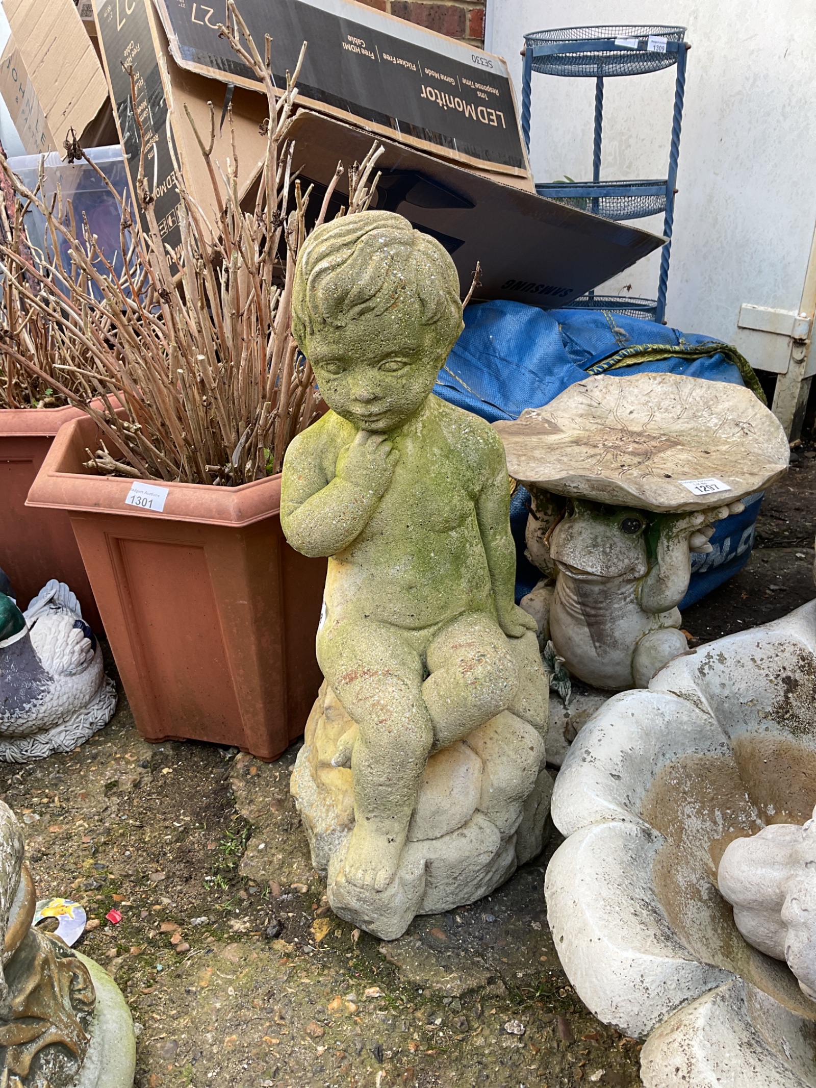 1298 Large cherub garden ornament