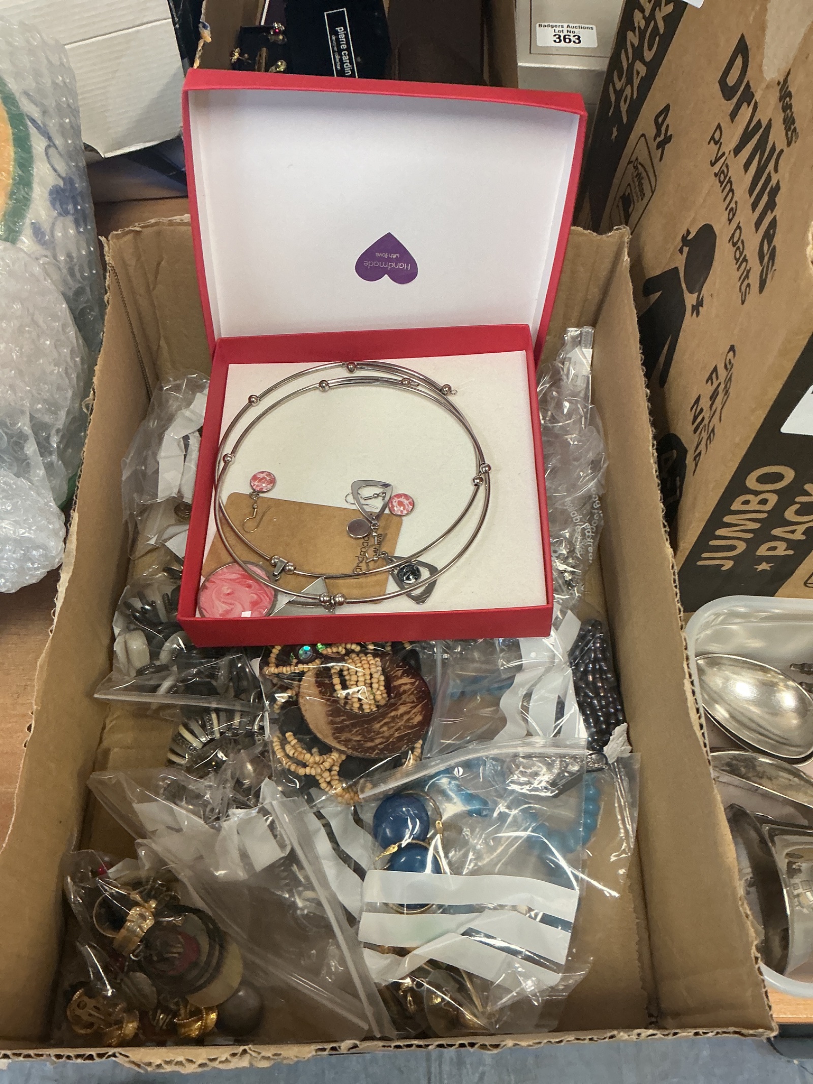 362 Box of costume jewellery