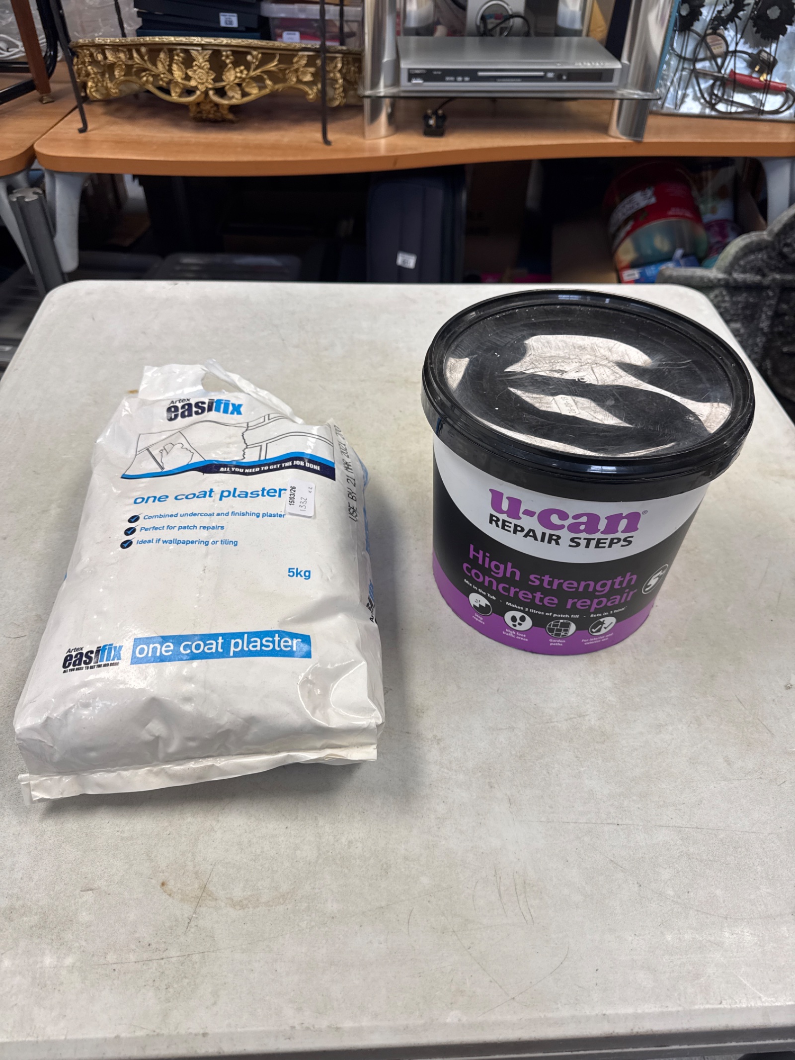 1075 Bag of easifix one coat plaster & tub of u-can high strength concrete repair (appears unopened)