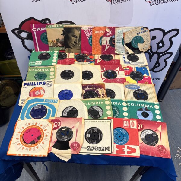 Mixed lot of vintage 7 inch vinyl records for collectors and music lovers.
