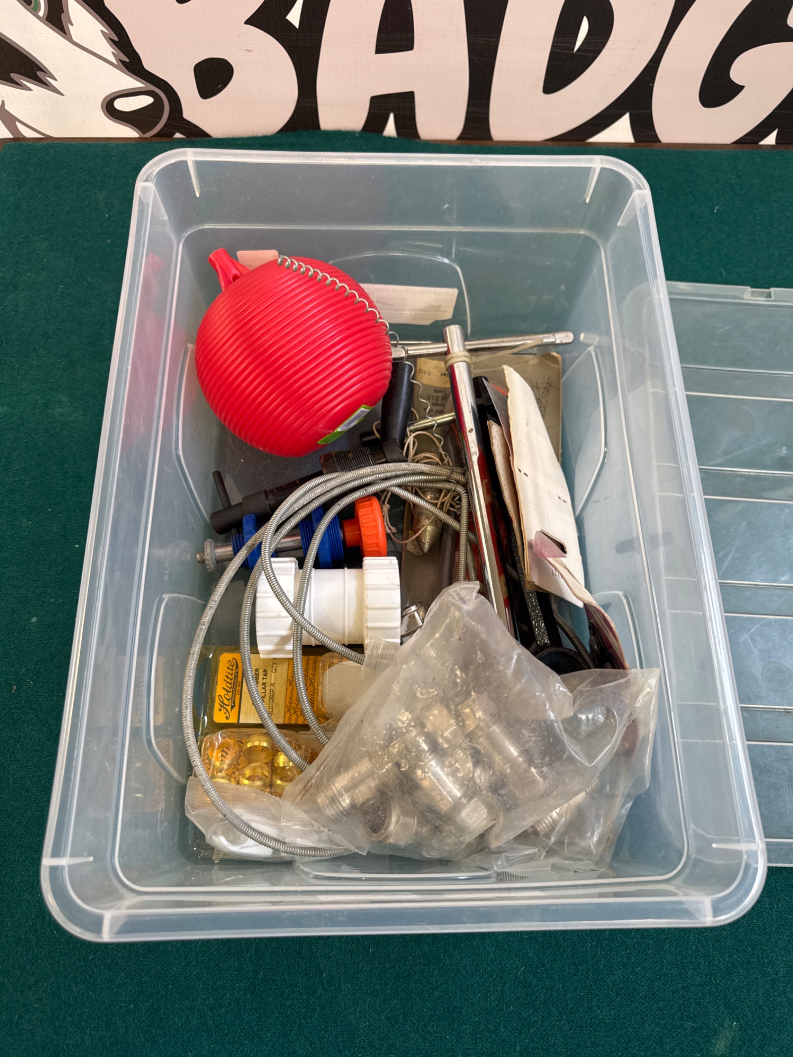 1042 Small tray of assorted plumbing items