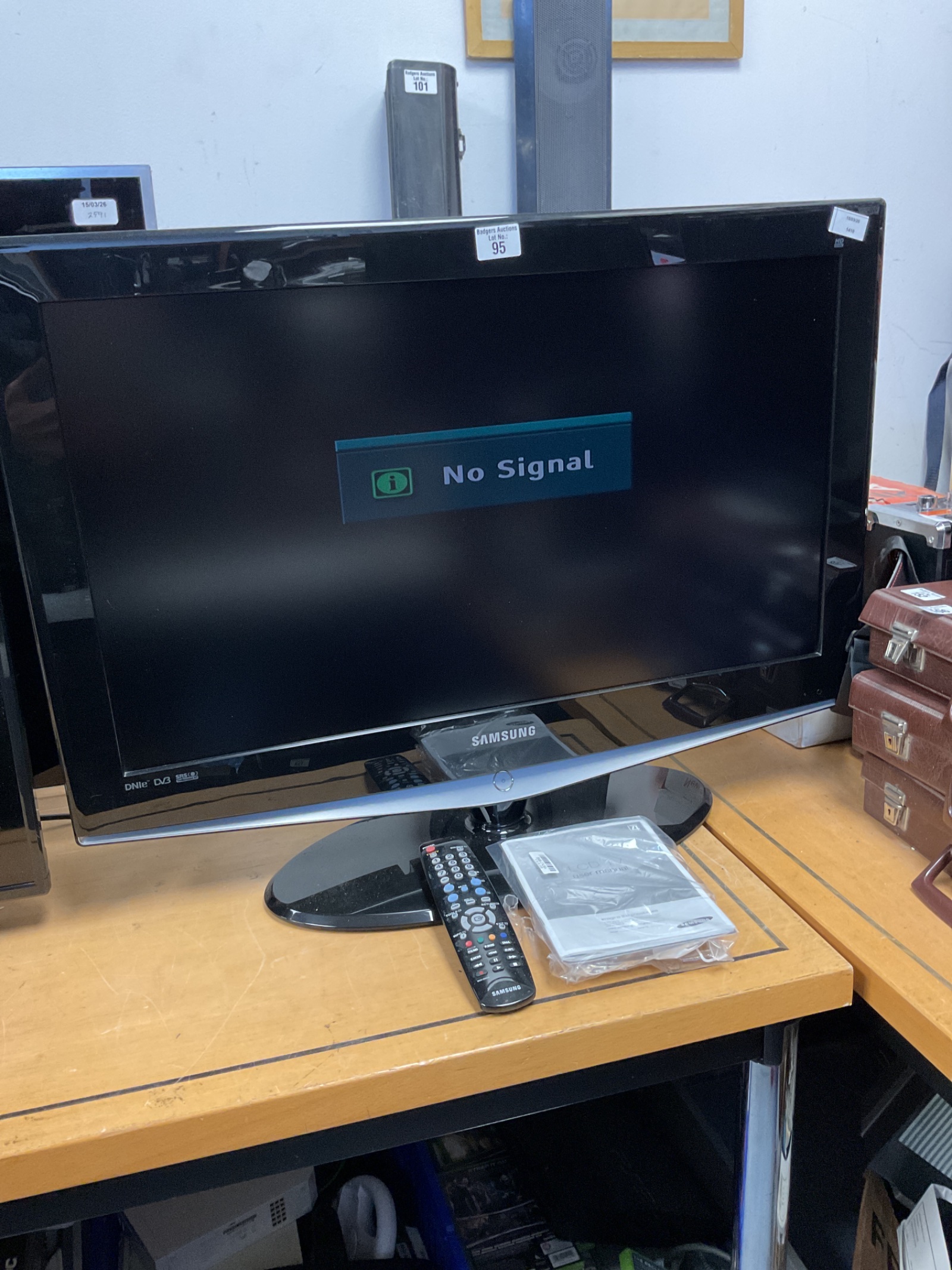 095 Samsung 32inch lcdtv model le32r74bd with remote powers on