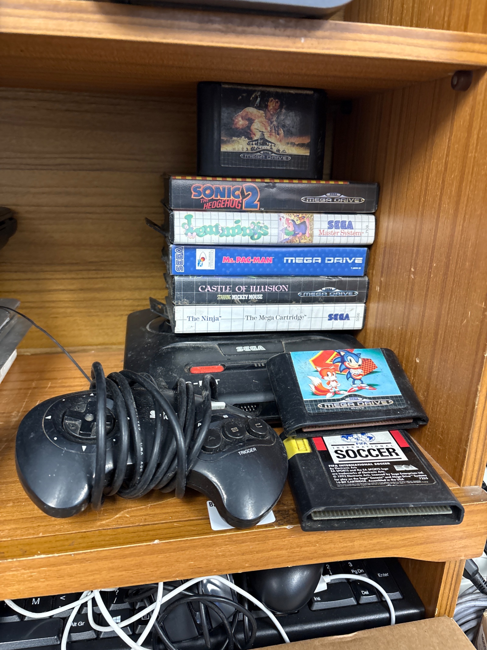 238 Saher mega drive to console with games and controller