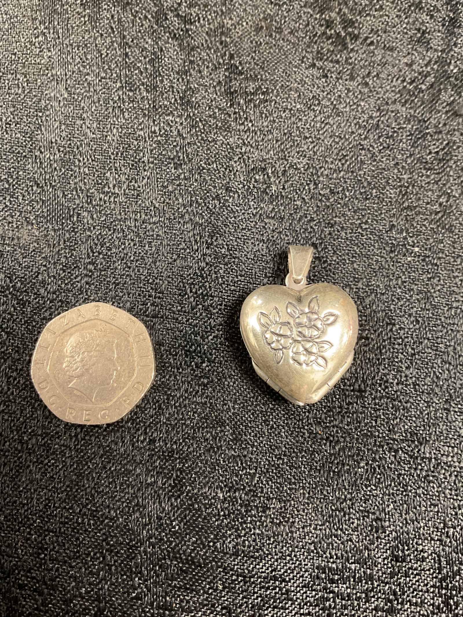 833 935 Silver fourway heart cloverlaf locket 8.3g