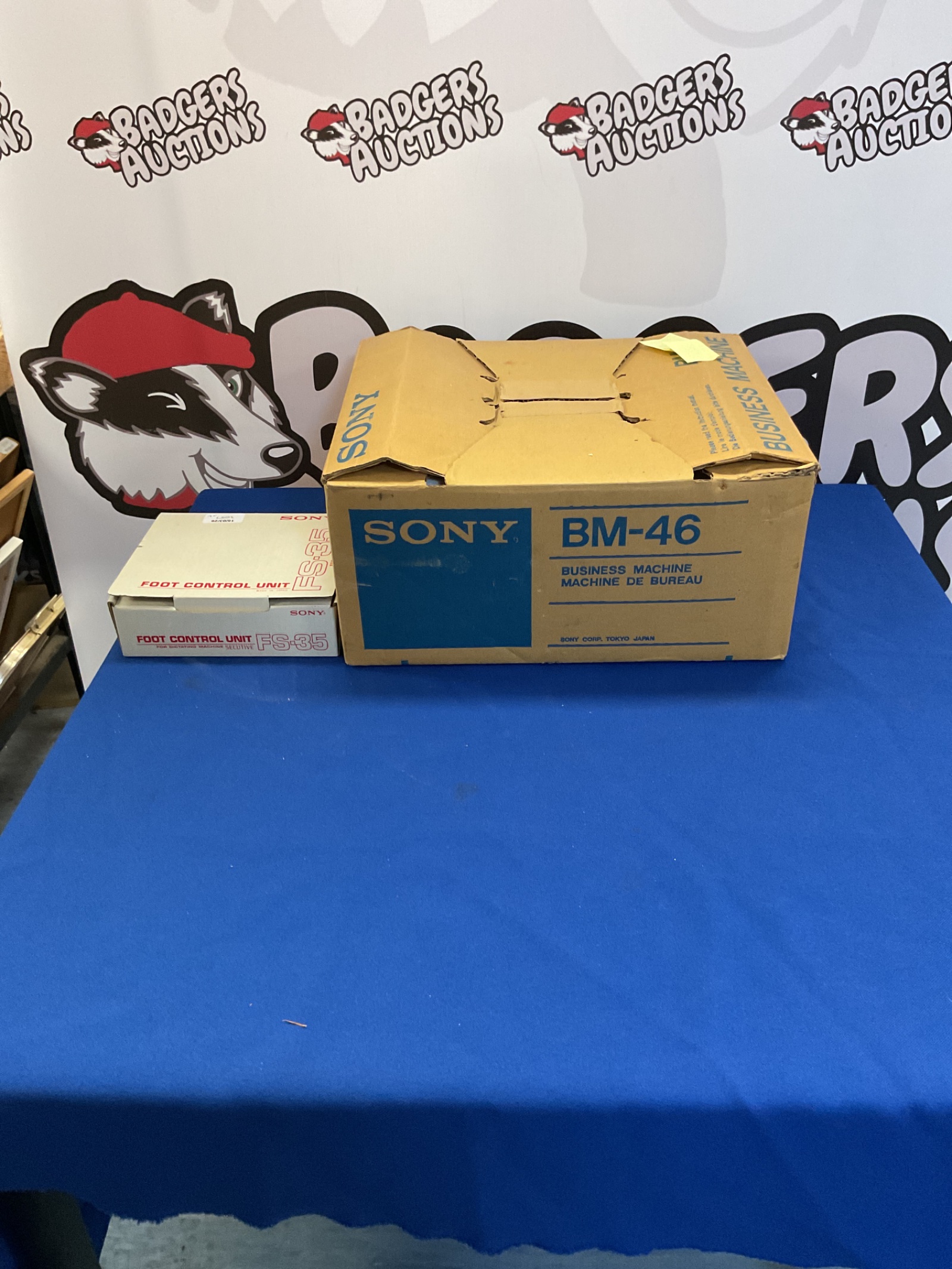 090 Sony bm-46 business machine with sony fs.35 foot control unit
