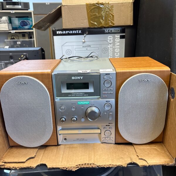 Vintage Sony CMT-CP101 micro hi-fi system with speakers.