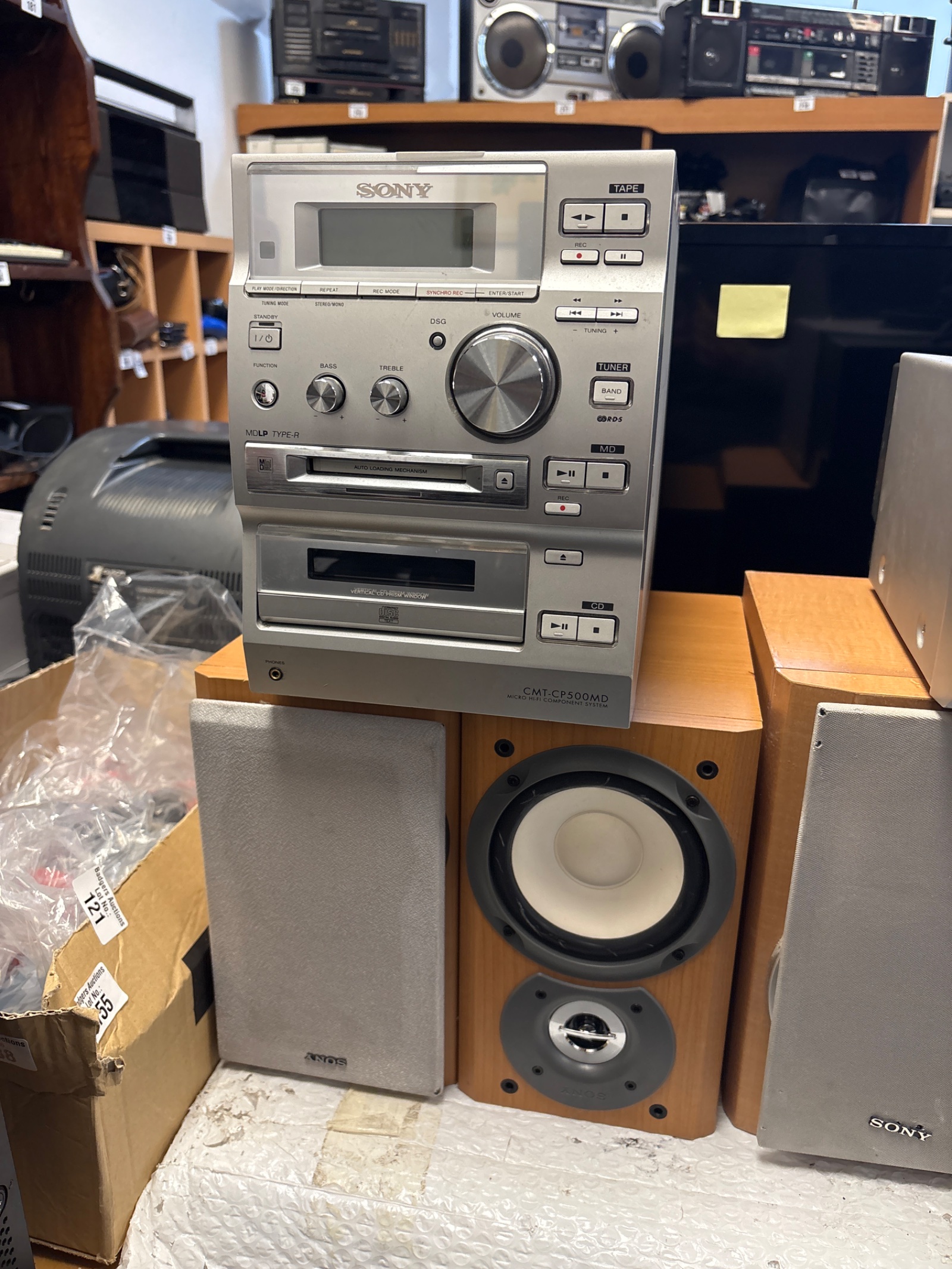 138 Sony HCD-CP500MD Compat disc deck receiver with pair of Sony speakers