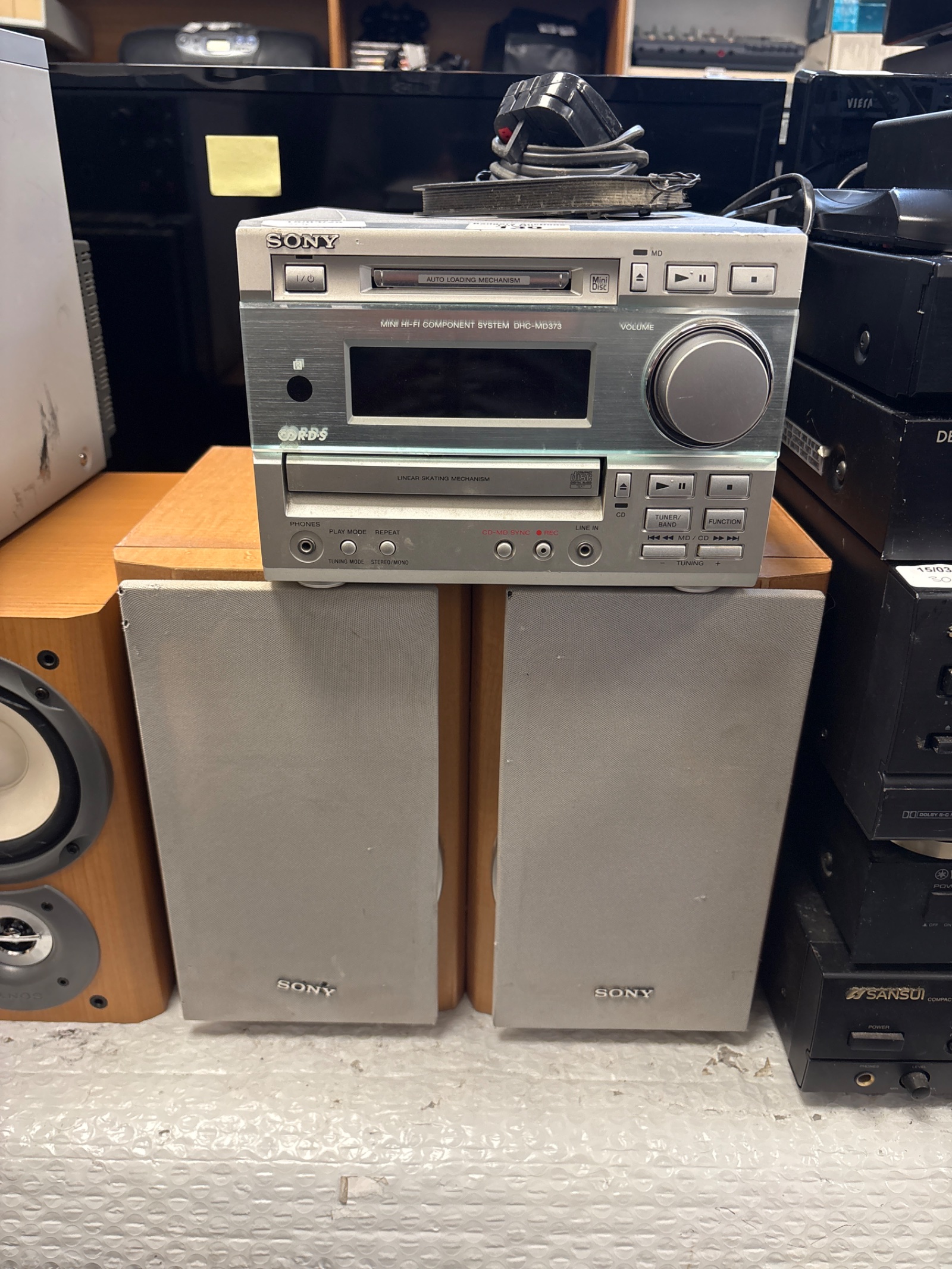 139 Sony HCD – MD373 compact disc deck receiver with pair of Sony speakers
