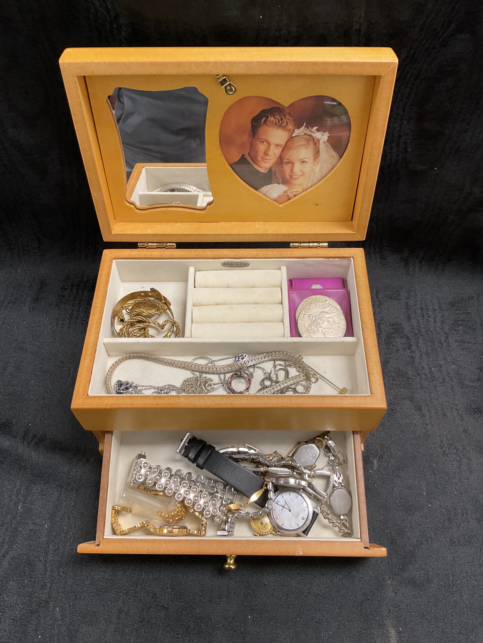 804 Flral decorated wooden jewellery box with contents