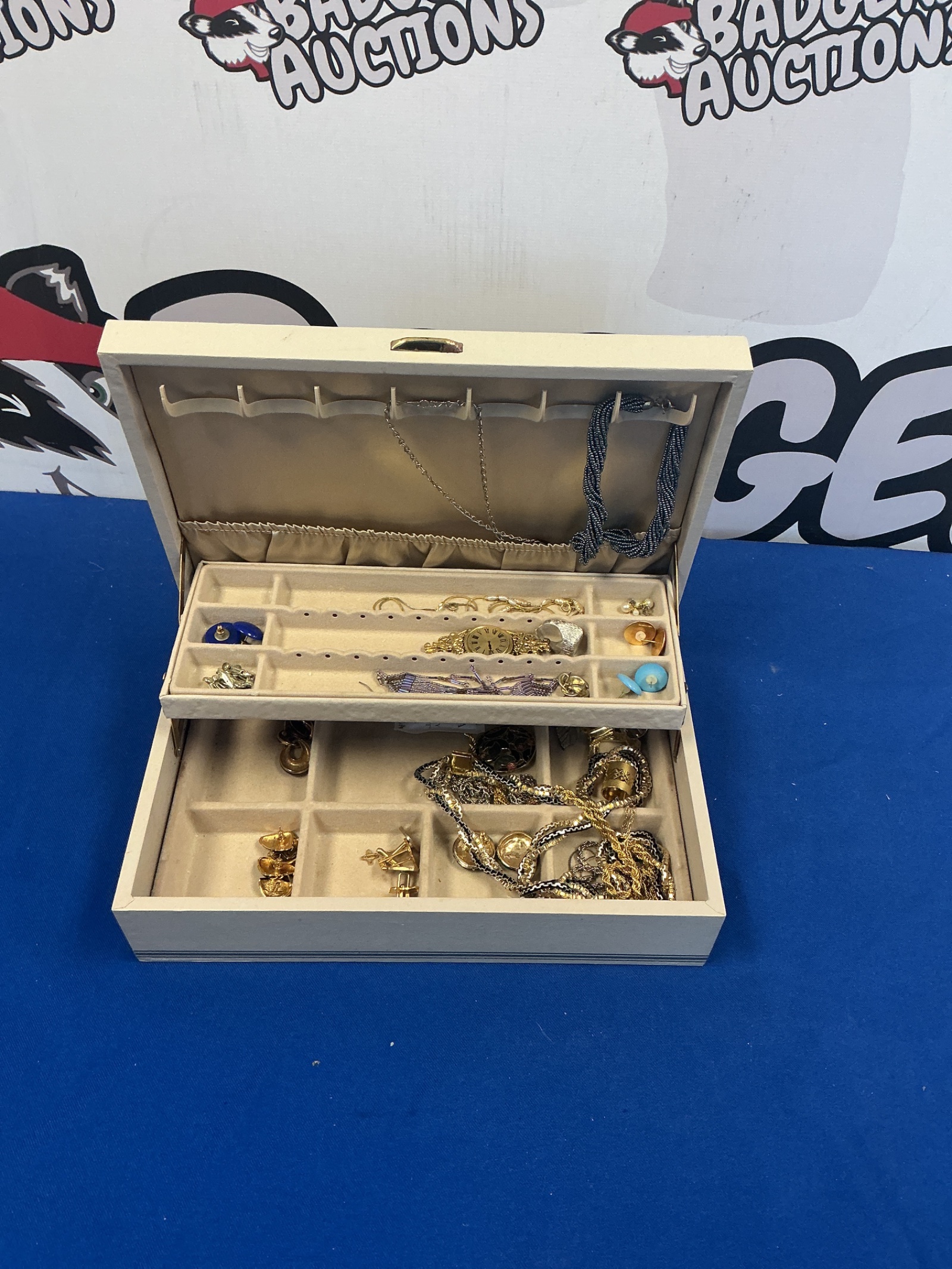 363 Leather jewellery box with contents