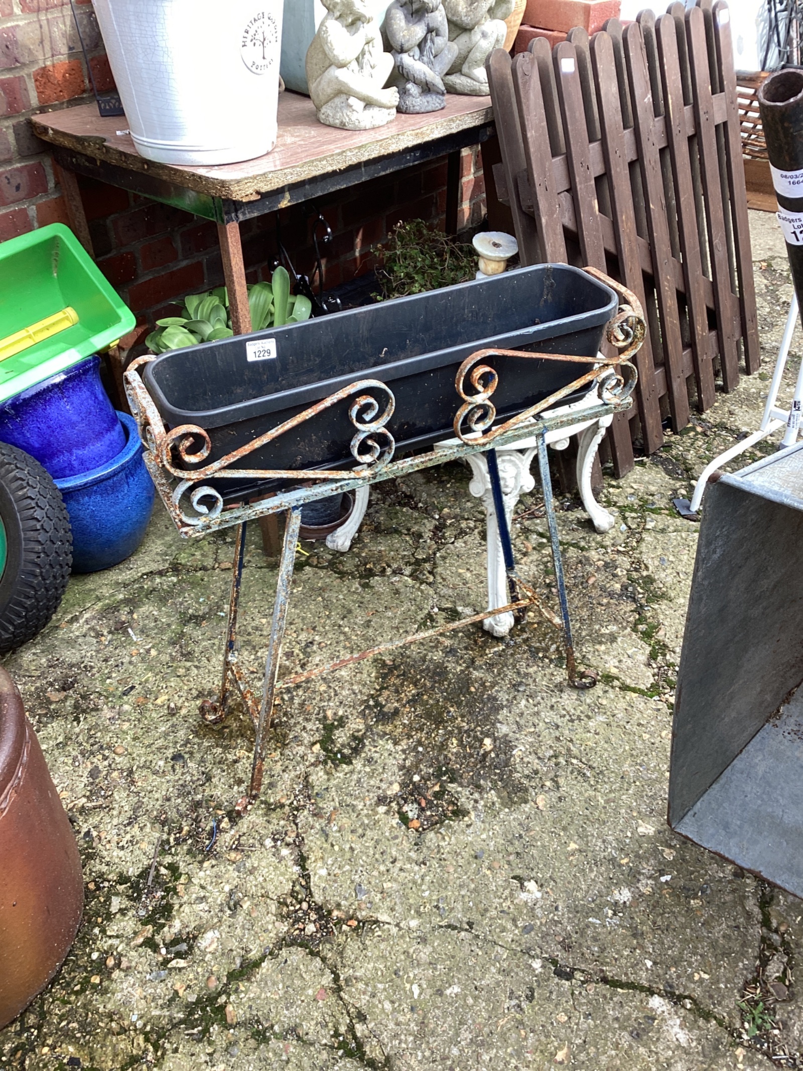 1229 The vintage wrought iron plant pot stand with planter