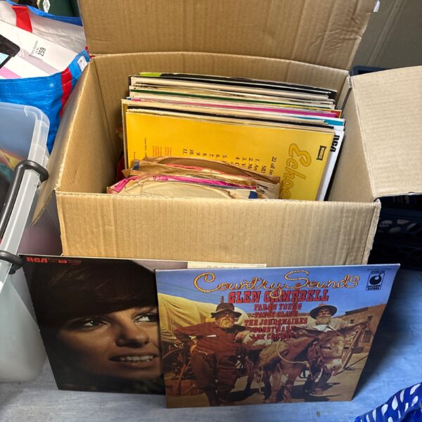 Mixed lot of vinyl records including 7 and 12 inch singles.