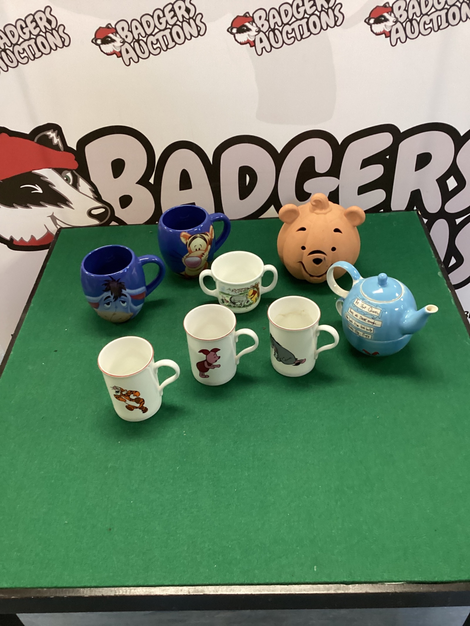 562 Winnie the Pooh tea and coffee mugs, including a terracotta Winnie the Pooh pumpkin head