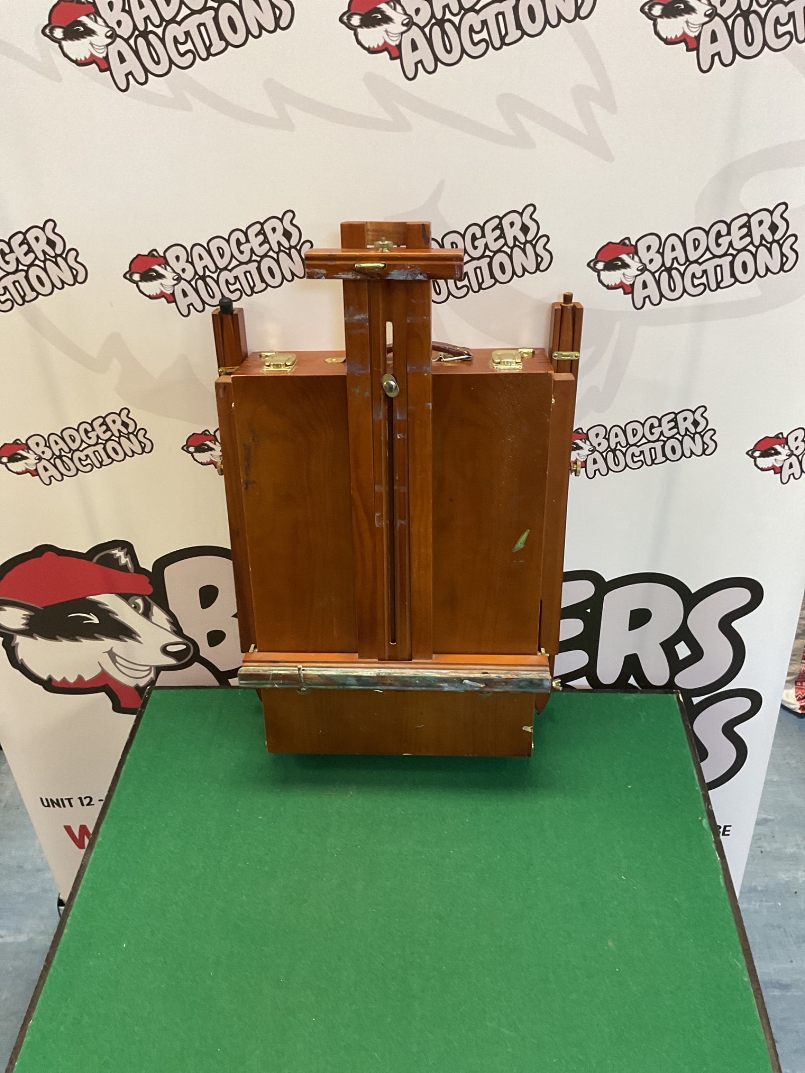 497 Extendable artists easel with legs and inner storage